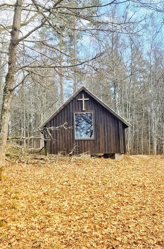 Kan vara en bild av övertäckt bro