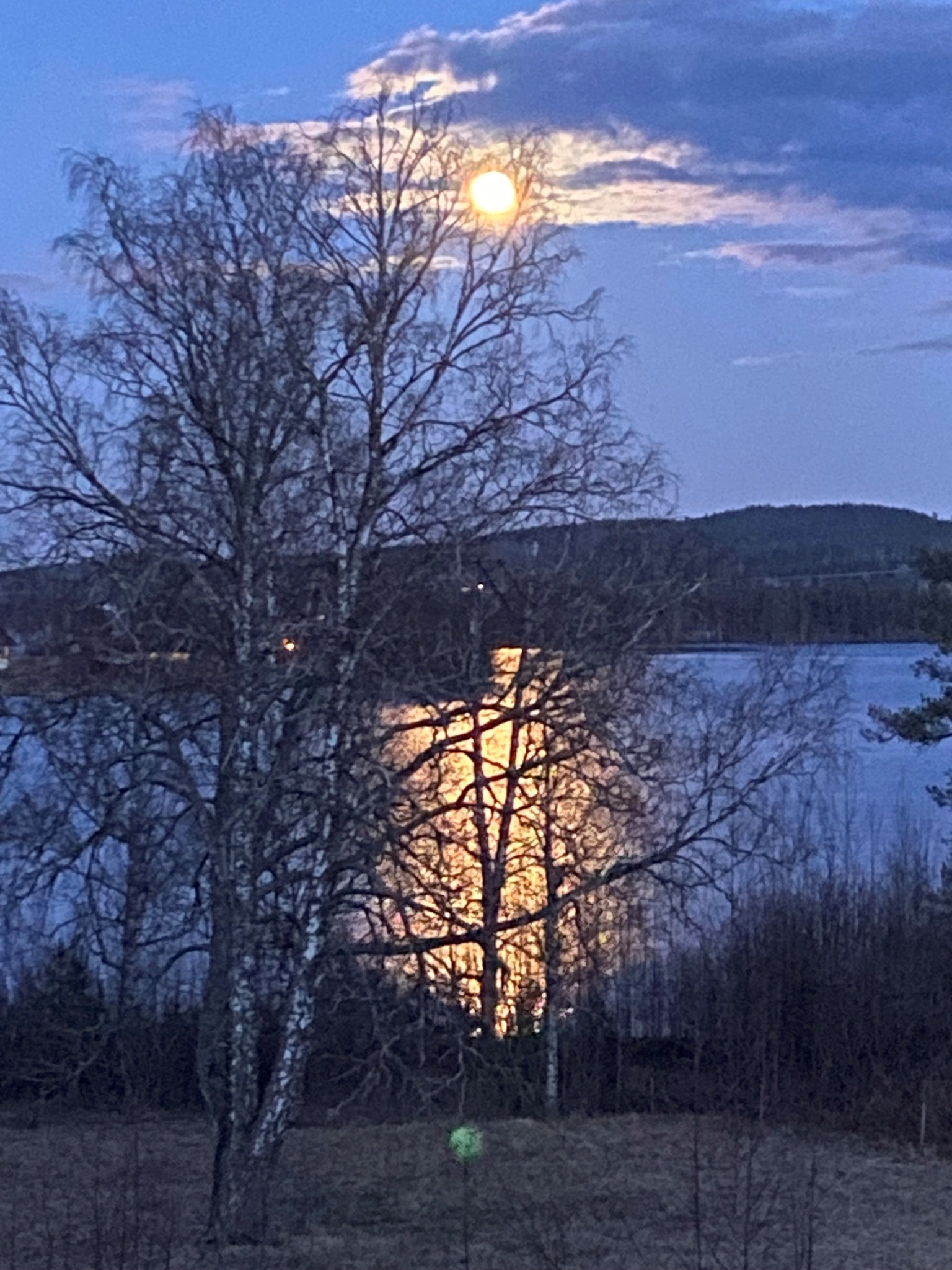 Kan vara en bild av skymning